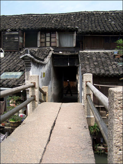 The town of Wuzhen in Tongxiang City, Zhejiang Province, has a history of more than 1,000 years. With ancient houses, workshops, and stores still standing on the river banks, it retains an almost unchanged atmosphere of antiquity. 