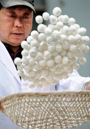 A worker makes glutinous rice balls, a typical food for the Lantern Festival, at a workshop in Nanjing, Jiangsu Province February 5, 2009. The Lantern Festival is the last day of the Chinese New Year and falls on February 9 this year. [Xinhua] 