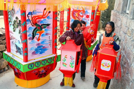 Villagers display lanterns that they made for the upcoming Lantern Festival in Hongmiao Village of Huairou District, Beijing, February 4, 2009. Lantern Festival is the fifteenth day of the first month according to the Lunar Calendar. This year's Lantern Festival falls on February 9. [Xinhua] 