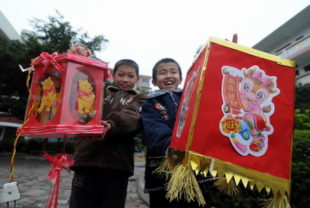 Pupils display lanterns that they made for the upcoming Lantern Festival in Liuxi Elementary School in Liuzhou, South China&apos;s Guangxi Zhuang Autonomous Region, February 3, 2009. The Lantern Festival is the fifteenth day of the first month according to the Lunar Calendar. This year&apos;s Lantern Festival falls on February 9. [Xinhua]
