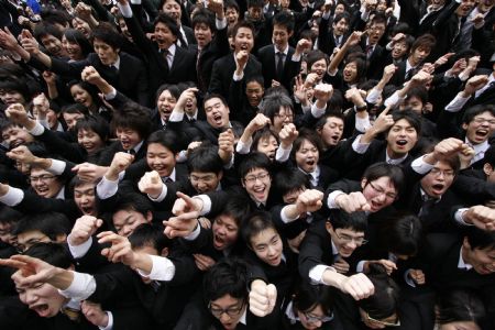 Japanese college students raise their fists at a job-hunting rally in Tokyo February 5, 2009. Some 3,000 students from business schools kicked off their efforts to job-hunt and held a morale-boosting rally. 