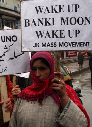 Kashmiri Muslim protesters shout pro-freedom slogans during a demonstration in Srinagar, summer capital of Indian controlled Kashmir, Feb. 5, 2009. The protesters demand the United Nations to play active roles in resolving Kashmir issue on the eve of UN General Secretary Ban Ki Moon's two day visit to India and Pakistan. (Xinhua Photo/Javed Dar)