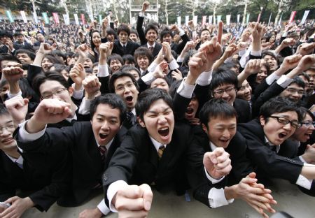 Japanese college students raise their fists at a job-hunting rally in Tokyo February 5, 2009. Some 3,000 students from business schools kicked off their efforts to job-hunt and held a morale-boosting rally. 