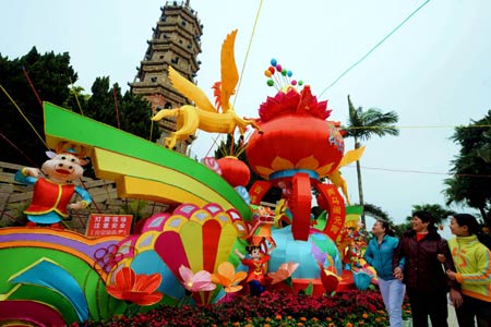 Citizens enjoy a lantern in front of China Tower in Mawei of Fuzhou City, southeast China's Fujian Province, Feb. 5, 2009. The 7th lantern show in 2009 with 20,000 hand-made lanterns will take place in Mawei of Chinese mainland and Mazu of southeast China's Taiwan Province at the same time. (Xinhua/Zhang Guojun) 