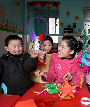 Children make lanterns with living scraps to mark the impending Chinese Lantern Festival, which falls on Feb. 9 this year, at a local kindergarten in Huaibei City, east China's Anhui Province, Feb. 5, 2009. (Xinhua/Wang Wen)