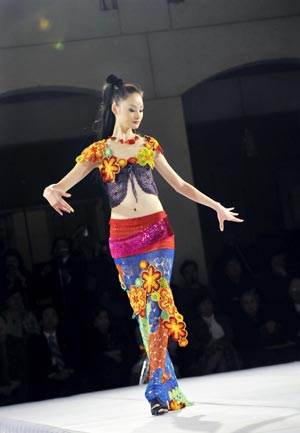  A model displays a creation of Chinese designer Li Liming in Cairo, capital of Egypt, Feb. 5, 2009.