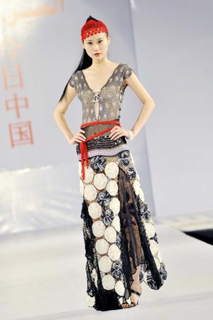 A model displays a work of Chinese designer Li Liming at Cairo, capital of Egypt, Feb. 5, 2009.