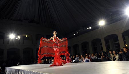 A model displays a work of Chinese designer Li Liming at Cairo, capital of Egypt, Feb. 5, 2009.