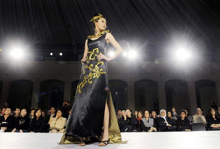 A model displays a creation of Chinese designer Liu Lihui at Cairo, capital of Egypt, Feb. 5, 2009. 