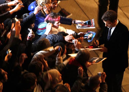 British actor Clive Owen gives autographs as he arrives at the red carpet for the screening of the opening film 'The International' at the 59th Berlinale film festival in Berlin February 5, 2009.