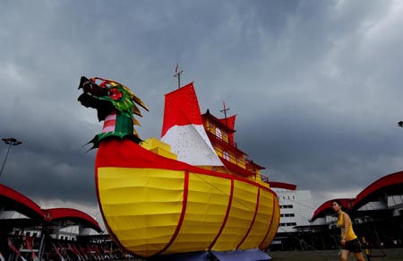 A resident walks past a huge lantern in Jakarta, capital of Indonesia, Feb. 6, 2009. A local consortium of Chinese overseas built up the ship-shaped and dragon-head lantern to celebrate the upcoming Chinese Lantern Festival. The Chinese traditional Lantern Festival will fall on the 15th day of the first month on the Chinese lunar calendar, or Feb. 9 this year.[Xinhua]