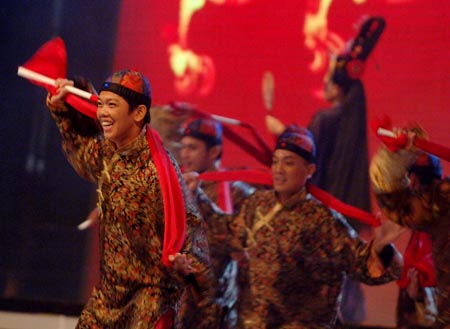 Actors in traditional Chinese clothes dance during a performance in Jakarta, capital of Indonesia, Feb. 6, 2009. Chinese overseas in Indonesia held the performance on Friday night to celebrate the upcoming Chinese Lantern Festival. The Chinese traditional Lantern Festival will fall on the 15th day of the first month on the Chinese lunar calendar, or Feb. 9 this year.[Xinhua]