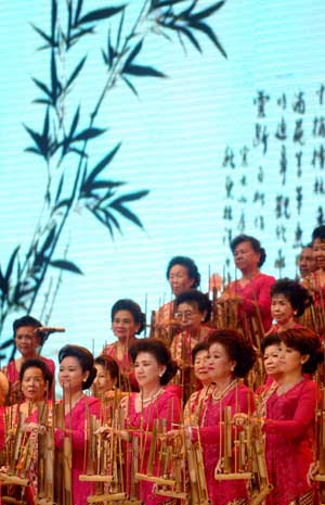  Actresses play the local music instruments while they sing a song during a performance in Jakarta, capital of Indonesia, Feb. 6, 2009. [Xinhua]