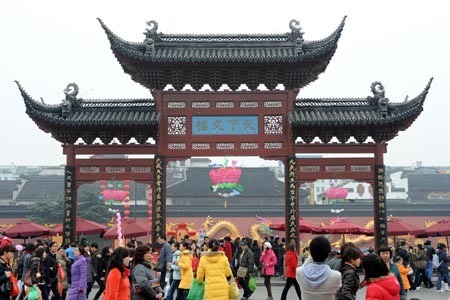 People tour the Confucius Temple in Nanjing, capital of east China's Jiangsu Province, Feb. 6, 2009, ahead of the Chinese traditional Lantern Festival, which falls on the 15th day of the first month of a year of the Chinese lunar calendar, or Feb. 9 this year. [Xinhua]