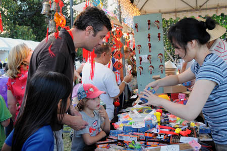 Residents buy traditional Chinese craftworks as a celebration for the Chinese Lantern Festival opened in Auckland, New Zealand, Feb. 5, 2009. Auckland held the celebration during the Chinese Lantern Festival for 10 consecutive years. The Chinese traditional Lantern Festival will fall on the 15th day of the first month on the Chinese lunar calendar, or Feb. 9 this year.[Xinhua]