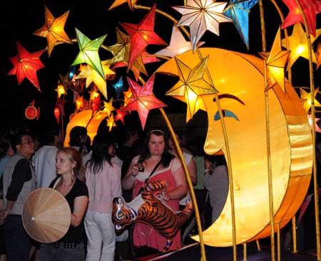 Residents visit a lantern show as a celebration for the Chinese Lantern Festival opened in Auckland, New Zealand, Feb. 6, 2009. Auckland held the celebration during the Chinese Lantern Festival for 10 consecutive years. The Chinese traditional Lantern Festival will fall on the 15th day of the first month on the Chinese lunar calendar, or Feb. 9 this year.[Xinhua]