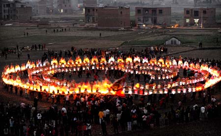 Farmers perform Banqiao dragon lantern dance at Zhangjiadun Village of Leping City, east China's Jiangxi Province, Feb. 6, 2009. The Banqiao dragon lantern, with a length of 400 meters, has a history of hundreds of years at the village. The villagers performed Banqiao dragon lantern dance on Friday to pray for harvest and peace, ahead of the Chinese traditional Lantern Festival, which falls on the 15th day of the first month on the Chinese lunar calendar, or Feb. 9 this year. [Xinhua]