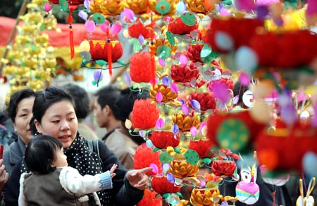 People choose lanterns at a market in Nanjin, capital of east China's Jiangsu Province, Feb. 6, 2009. The Chinese traditional Lantern Festival will fall on the 15th day of the first month on the Chinese lunar calendar, or Feb. 9 this year.[Xinhua]