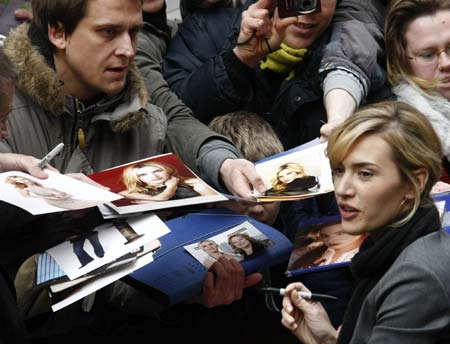 Actress Kate Winslet signs autographs as she arrives to address a news conference to promote the movie 'The Reader' of the 59th Berlinale film festival in Berlin February 6, 2009.[Xinhua/Reuters]