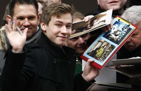 Actor David Kross signs autographs as he arrives to address a news conference to promote the movie 'The Reader' of the 59th Berlinale film festival in Berlin February 6, 2009. [Xinhua/Reuters]