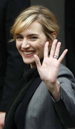 Actress Kate Winslet waves as she arrives to address a news conference to promote the movie 'The Reader' of the 59th Berlinale film festival in Berlin February 6, 2009.[Xinhua/Reuters]