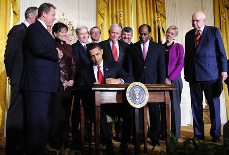 U.S. President Barack Obama signs an executive order to establish the Economic Recovery Advisory Board in the East Room of the White House in Washington Feb. 6, 2009. [Zhang Yan/Xinhua]