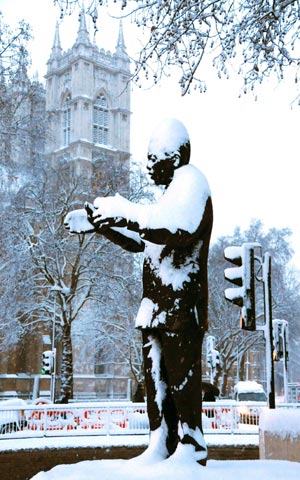 Photo taken in London, on Feb. 2, 2009 shows a statue of Nelson Mandela. Roads, airports and schools were forced to close, buses and underground train services suspended, extreme weather warnings issued as the record-breaking snow hit much of Britain early Monday, it is believed to be the worst-ever snowfall in southeastern England since 1991. [Ma Jianguo/Xinhua] 