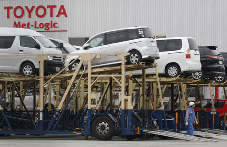 Toyota Motor Corp., which recently overtook General Motors in sales to become world's largest automaker, on Friday said it could see an operating loss of 450 billion yen (4.9 billion U.S. dollars) in the fiscal year to March, due to the plunging sales amid global economic downturn. [Xinhua/Reuters]