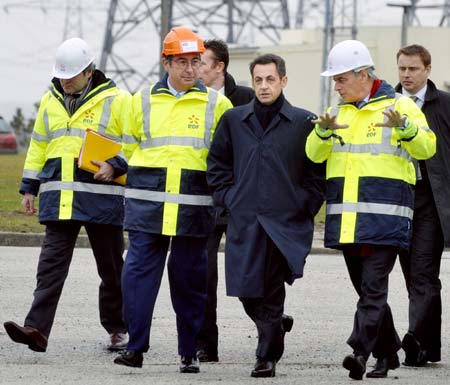 French President Nicolas Sarkozy (2nd R) visits the site of the third-generation European Pressurised Water nuclear Reactor (EPR) next to Pierre Gadonneix (2nd R), Chairman and Chief Executive Officer of EDF (Electricite de France), and head of French builder Bouygues Martin Bouygues (2nd L) in Flamanville, western France, February 6, 2009 .[Xinhua/Reuters]