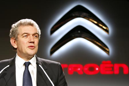 PSA Peugeot Citroen Chief Executive Christian Streiff speaks in front of the French car maker's new logo (R), unveiled during a news conference in Paris, February 5, 2009. [Xinhua/Reuters] 