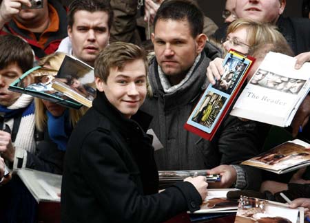 Actor David Kross signs autographs as he arrives to address a news conference to promote the movie 'The Reader' of the 59th Berlinale film festival in Berlin February 6, 2009. [Xinhua/Reuters]