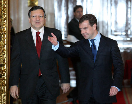 Russian President Dmitry Medvedev on Friday met with European Commission President Jose Manuel Barroso on energy security, the global financial crisis and Russia-EU ties.