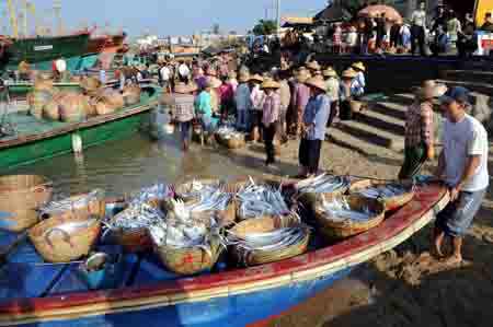 Boats loaded with fish are anchored at a wharf in Tanmen Township of Qionghai, south China's Hainan Province, Feb. 7, 2009. The inshore fishing keeps flourishing here at the beginning of spring this year.