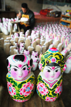 A craftsman makes painted clay figurines at a workshop in Henanzhang Village of Huimin County, east China's Shandong Province, Feb. 6, 2009. The history of making the painted clay figurines in the village can trace to 300 years, which is quite famous among the neighbouring villages. Many people buy the figurines at the beginning of each Chinese lunar new year as a sign of good luck and happiness.(Xinhua/Dong Naide)