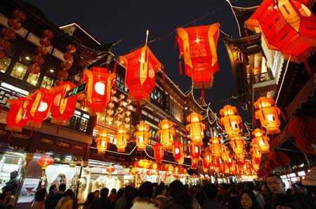 Tourists enjoy the sightseeing lanterns at the Yuyuan Garden in Shanghai, east China, Feb. 7, 2009. 