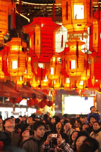 Tourists enjoy the sightseeing lanterns at the Yuyuan Garden in Shanghai, east China, Feb. 7, 2009.