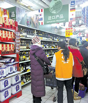 Customers lining up to buy imported food at a Carrefour market in downtown Beijing. China's imported food amounted to US$4 billion in 1992, but the imports soared to more than $30.6 billion annually at present. [China Daily]