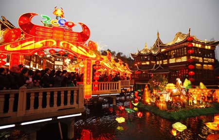 Tourists enjoy the sightseeing lanterns at the Yuyuan Garden in Shanghai, east China, Feb. 7, 2009. [Xinhua]