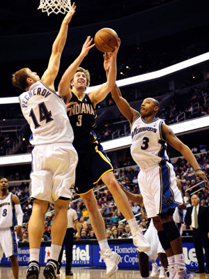 Troy Murphy (C) of Indiana Pacers goes to the basket during the NBA basketball game against Washington Wizards in New York, the United States, February 8, 2009. 