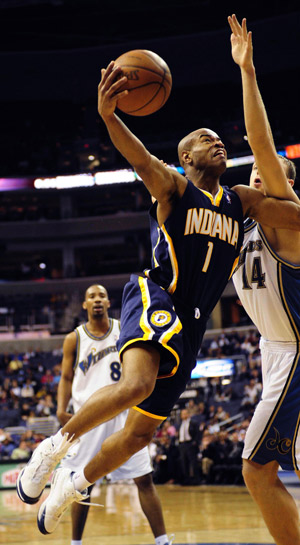 Jarrett Jack (R2) of Indiana Pacers goes to the basket during the NBA basketball game against Washington Wizards in New York, the United States, February 8, 2009. 