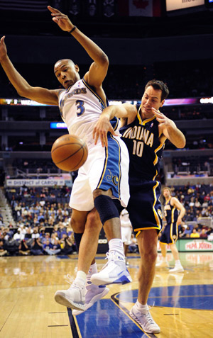 Jeff Foster (R) of Indiana Pacers vies with Caron Butler of Washington Wizards during the NBA basketball game in New York, the United States, February 8, 2009. 