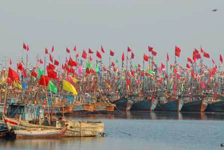 Fishing boats returned into the wharf to celebrate Fishing Lamp Day in the fishing harbor of Chuwang Village in Yantai city of east China's Shandong Province, Feb. 7, 2009. [Photo: Xinhua] 