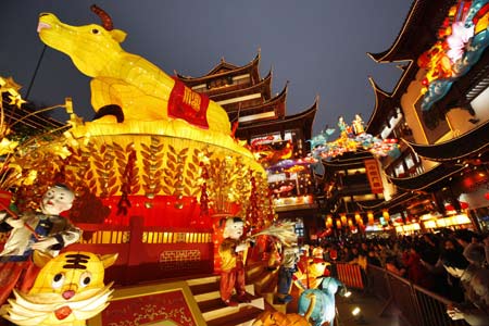 Tourists enjoy the sightseeing lanterns at the Yuyuan Garden in Shanghai, east China, Feb. 7, 2009. The 3-day lantern show celebrating the Chinese Lantern Festival openend on Saturday. The Chinese traditional Lantern Festival will fall on the 15th day of the first month on the Chinese lunar calendar, or Feb. 9 this year.[Photo: Xinhua