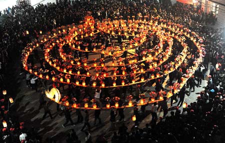 Villagers perform Banqiao dragon lantern dance at Zhangshu Township of Yushan County, east China's Jiangxi Province, Feb. 7, 2009. The Banqiao dragon lantern, with a length of 400 meters, has a history of hundreds of years. The villagers will perform Banqiao dragon lantern dance for three successive nights to celebrate the Chinese traditional Lantern Festival, which falls on the 15th day of the first month of the Chinese Lunar Year, or Feb. 9 this year. [Photo: Xinhua]