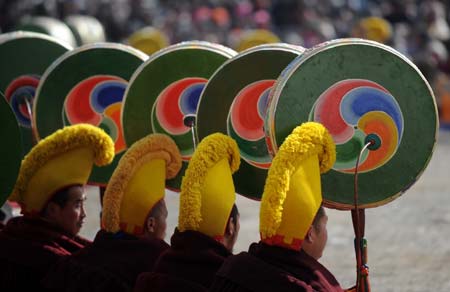 Tibetan Buddhists perform during the annual Buddhism dancing festival at the Labrang Temple in Xiahe County, northwest China&apos;s Gansu Province, Feb. 8, 2009. Monks of the Labrang Temple belonging to the Tibetan Buddhism&apos;s Geru Sect perform religionary dance on Sunday to pray for peace and happiness. [Photo: Xinhua] 