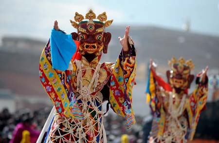 Tibetan Buddhists perform during the annual Buddhism dancing festival at the Labrang Temple in Xiahe County, northwest China's Gansu Province, Feb. 8, 2009. Monks of the Labrang Temple belonging to the Tibetan Buddhism's Geru Sect perform religionary dance on Sunday to pray for peace and happiness. [Photo: Xinhua] 