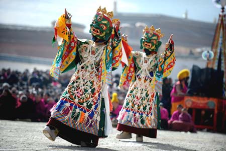 Tibetan Buddhists perform during the annual Buddhism dancing festival at the Labrang Temple in Xiahe County, northwest China's Gansu Province, Feb. 8, 2009. Monks of the Labrang Temple belonging to the Tibetan Buddhism's Geru Sect perform religionary dance on Sunday to pray for peace and happiness. [Photo: Xinhua]