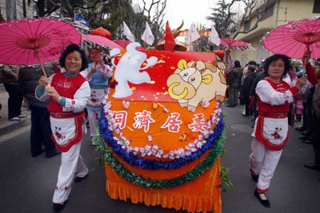 Local residents parade with a self-made colorful float on the Siping Street, Yangpu District, east China's Shanghai, Feb. 7, 2009. (Xinhua/Zhang Haifeng)  