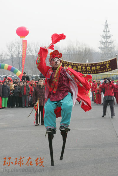 People performance during a folk art performance to celebrate Lantern Festival in Beijing.[chinadaily.com.cn]