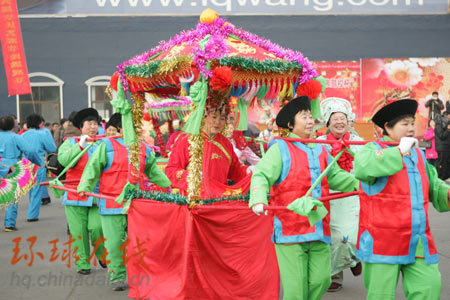 People performance during a folk art performance to celebrate Lantern Festival in Beijing.[chinadaily.com.cn]